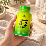 Vitamin B2 50 mg - 100 tablets: front packaging in an adult hand.